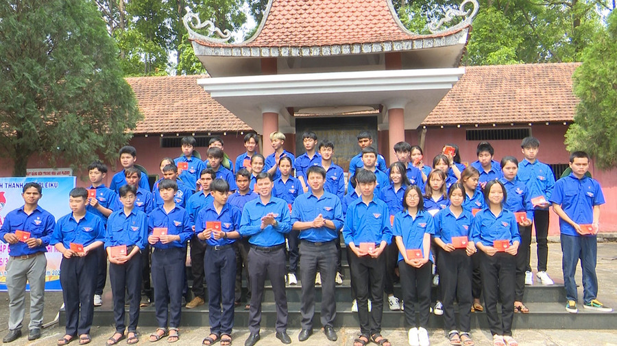 Thành Đoàn Pleiku trao thẻ đoàn viên cho 113 đoàn viên mới. Ảnh: Thủy Bình