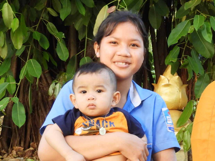 Em Puih Linh-học sinh Trường THPT Huỳnh Thúc Kháng và cháu Ngọc Thương (2 tuổi) đang được tịnh xá Ngọc Lai cưu mang, nuôi dưỡng. Ảnh: Thanh Nhật Em Puih Linh-học sinh Trường THPT Huỳnh Thúc Kháng và cháu Ngọc Thương (2 tuổi) đang được tịnh xá Ngọc Lai cưu mang nuôi dưỡng. Ảnh Thanh Nhật