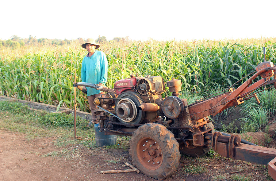 Ông Rơ Châm Ayơng (xã Bờ Ngoong, huyện Chư Sê) bên máy bơm nước lưu động. Ảnh: Nguyễn Diệp