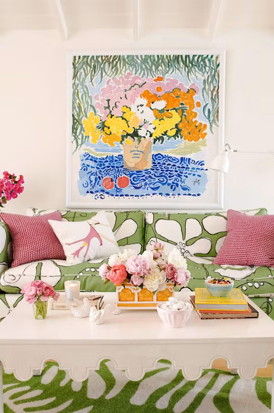 Hoạ tiết hoa: Ngôi nhà gỗ ở bãi biển California này cho thấy màu sắc tràn đầy sinh lực của hoa lá khiến căn phòng trở nên vui tươi trong ánh nắng hè hơn bao giờ hết.