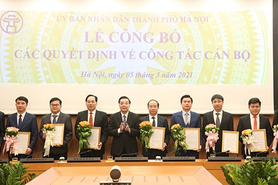 Chủ tịch UBND TP Chu Ngọc Anh trao quyết định bổ nhiệm công tác cho các cán bộ. Ảnh: HNP Chủ tịch UBND TP Chu Ngọc Anh trao quyết định bổ nhiệm công tác cho các cán bộ. Ảnh: HNP