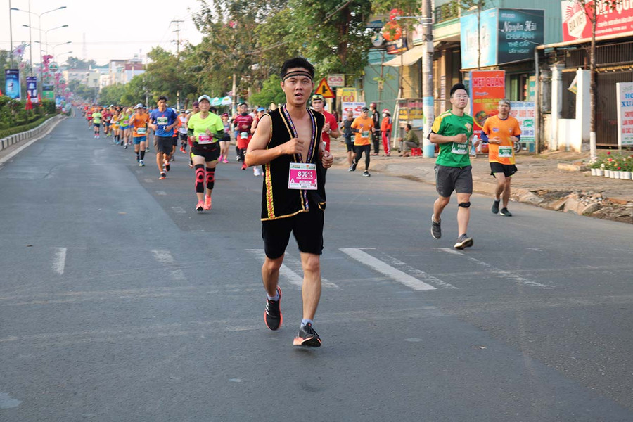 Trang phục thổ cẩm dân tộc cũng được một số nam vận động viên lựa chọn. Ảnh: Phương Duyên 6-2