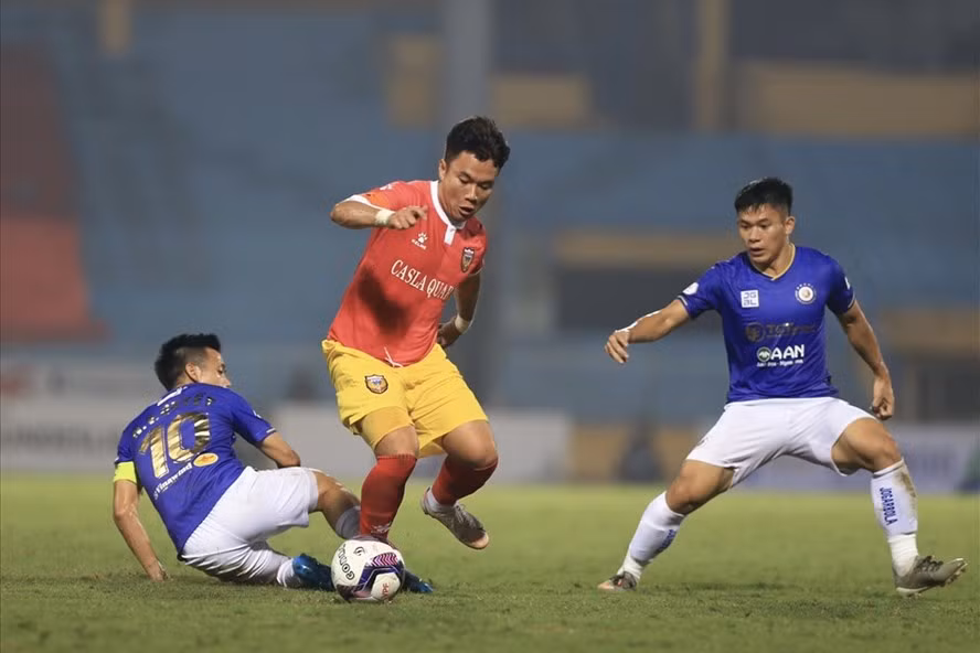 Hà Nội và Hồng Lĩnh Hà Tĩnh chia điểm tại Hàng Đẫy. Ảnh: Hoài Thu