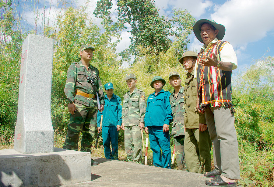 Những năm qua, già làng, người có uy tín luôn tích cực tham gia cùng các lực lượng trong bảo vệ biên giới. Ảnh: Anh Huy
