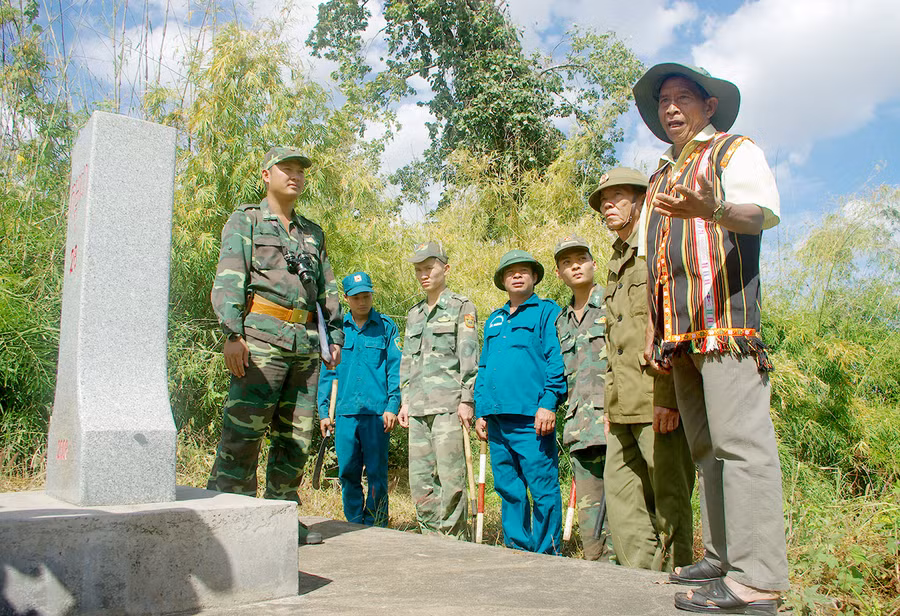 Những năm qua, già làng, người có uy tín luôn tích cực tham gia cùng các lực lượng trong bảo vệ biên giới. Ảnh: Anh Huy