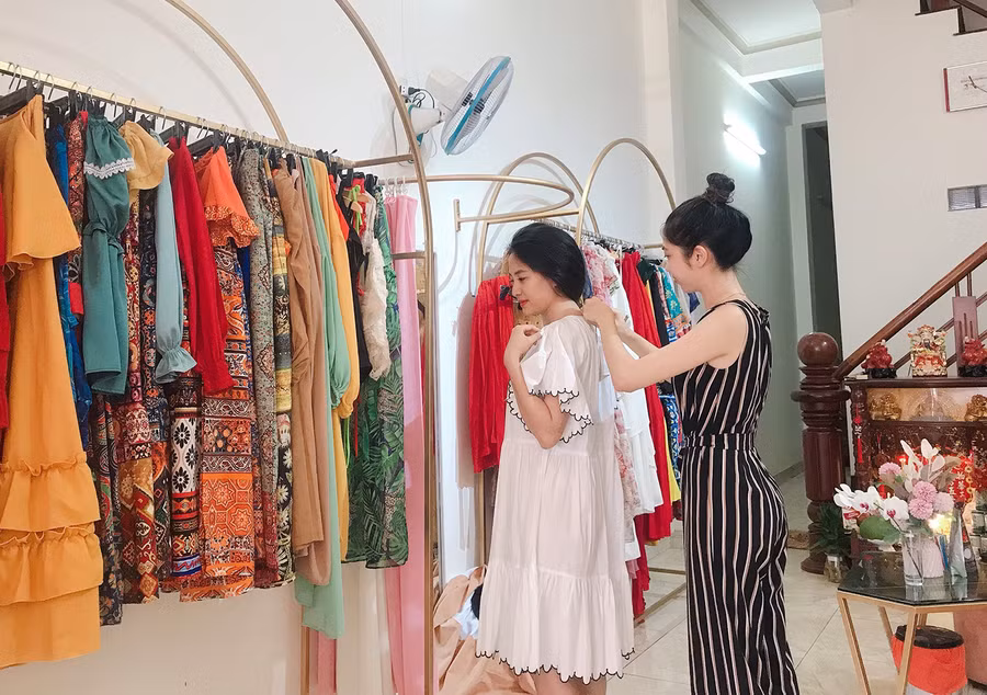 Khách đến thuê đồ tại shop Nắng House sẽ được tư vấn lựa chọn phù hợp với vóc dáng, địa điểm. Ảnh: Phương Vi