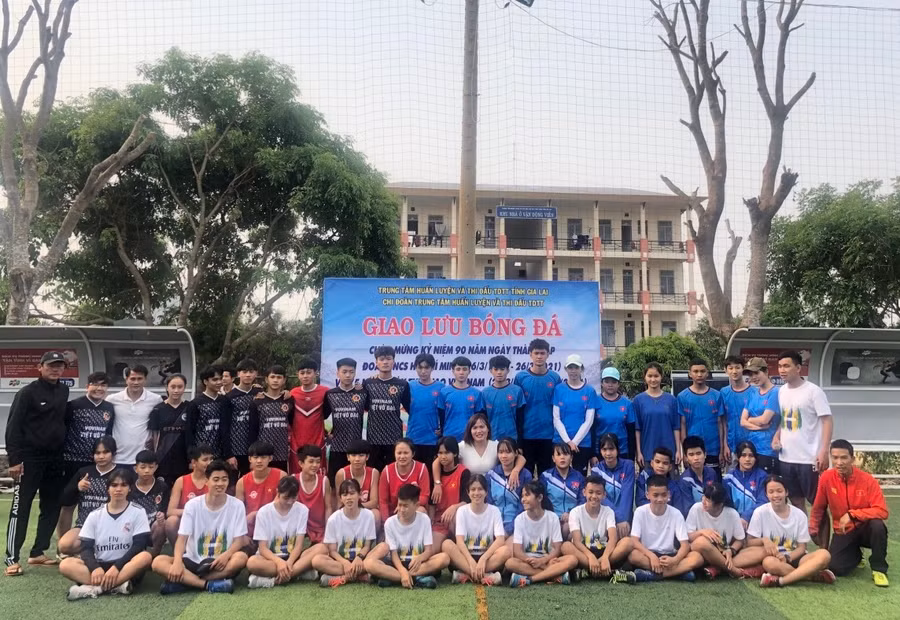 1. Đoàn viên thanh niên Chi đoàn Trung tâm Huấn luyện và Thi đấu thể thao chụp ảnh lưu niệm