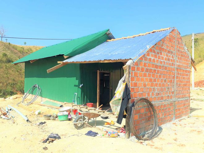 Với 20 triệu đồng, vợ chồng chị Y Cửi không thể xây nhà nên quây tôn ở tạm - Ảnh: Đức Nhật Với 20 triệu đồng, vợ chồng chị Y Cửi không thể xây nhà nên quây tôn ở tạm - Ảnh: Đức Nhật