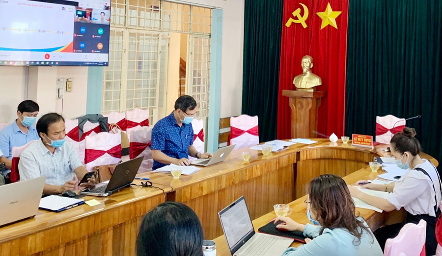 Cán bộ, giáo viên cốt cán triển khai nghiên cứu, đánh giá các bản mẫu SGK trên website của các nhà xuất bản. Ảnh: Trần Dung