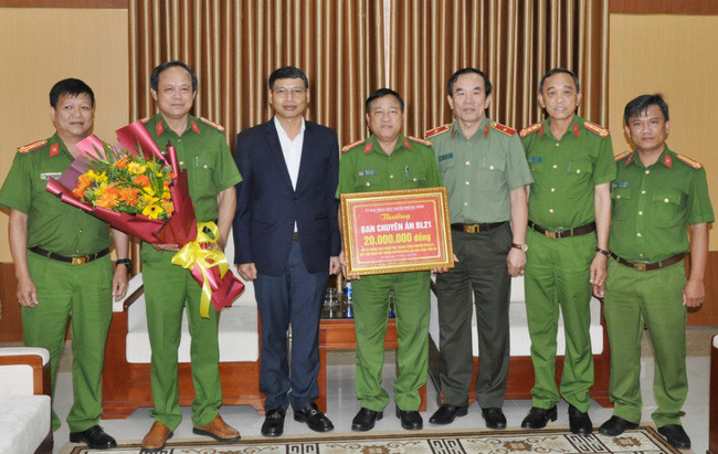 Phó Chủ tịch Thường trực UBND TP.Đà Nẵng Hồ Kỳ Minh biểu dương, khen thưởng 20 triệu đồng cho Phòng Cảnh sát Kinh tế Công an thành phố về thành tích xuất sắc trong điều tra, khám phá chuyên án buôn lậu hàng mỹ phẩm trị giá hơn 14 tỷ đồng qua cảng Tiên Sa. Phó Chủ tịch Thường trực UBND TP.Đà Nẵng Hồ Kỳ Minh biểu dương, khen thưởng 20 triệu đồng cho Phòng Cảnh sát Kinh tế Công an thành phố về thành tích xuất sắc trong điều tra, khám phá chuyên án buôn lậu hàng mỹ phẩm trị giá hơn 14 tỷ đồng qua cảng Tiên Sa.