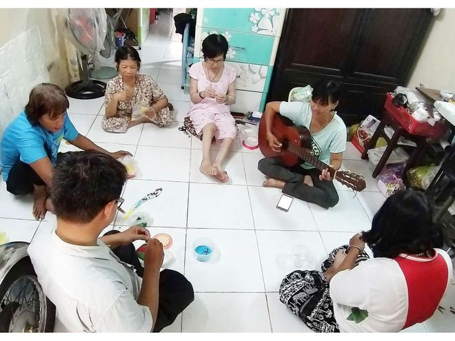  Nhiều chị ở nhà tình thương tại P.26, Q.Bình Thạnh (TP.HCM) cho biết thỉnh thoảng đi thăm chị Thủy “lai” bị nhận nhầm - Ảnh: Như Lịch