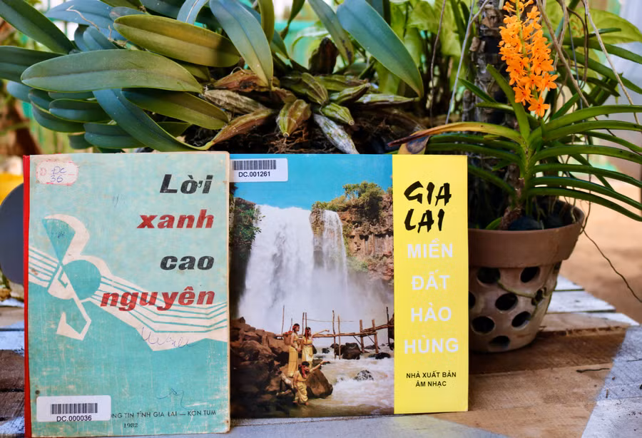2 trong số 5 tuyển tập nhạc về Gia Lai được ấn hành từ năm 1975 đến nay. Ảnh: Phương Duyên