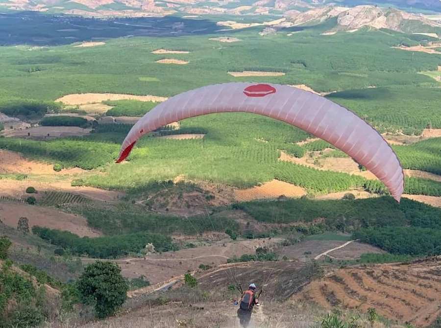 Dù lượn đang là môn thể thao mới mẻ, mạo hiểm được giới trẻ ưa thích. Ảnh Ban Nguyễn