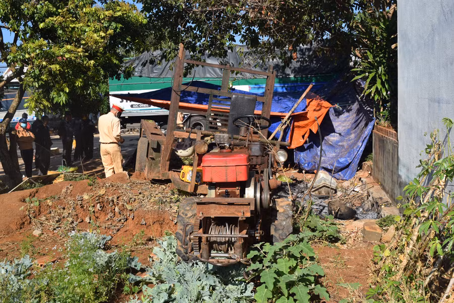  Chiếc xe công nông đã lao lên lề đường tông vào bé gái 7 tuổi. Ảnh: Văn Ngọc