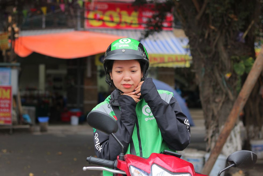 Chị Thêm thỉnh thoảng cũng trò chuyện với khách để có động lực, tiếp tục đi làm Chị Thêm thỉnh thoảng cũng trò chuyện với khách để có động lực, tiếp tục đi làm