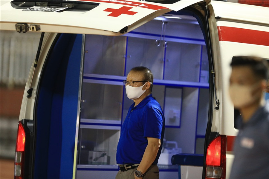 Huấn luyện viên Park Hang-seo thấp thỏm lo lắng. Ảnh: Minh Dân