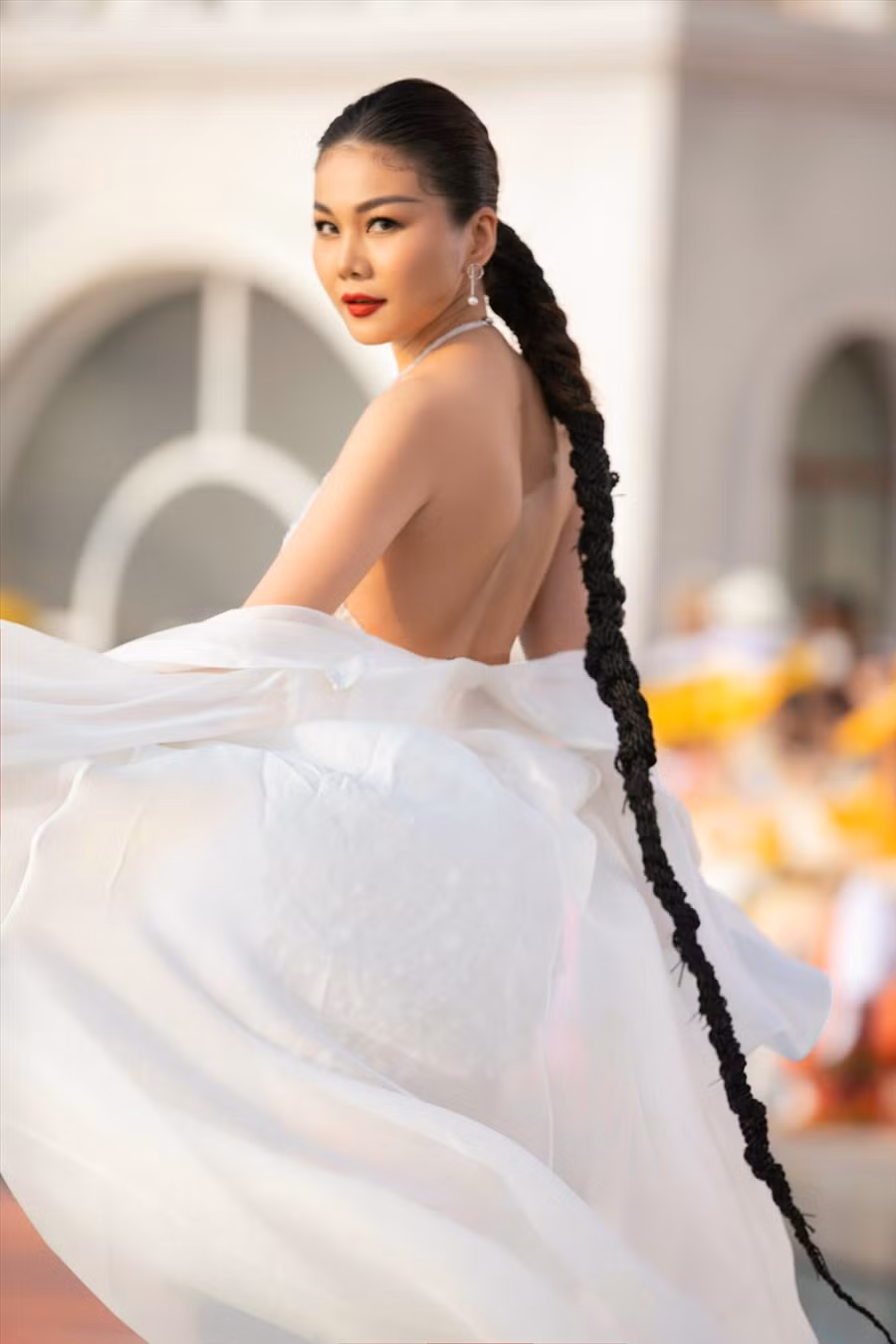 Người đẹp còn cầu kỳ trong việc tết tóc dài cá tính và sử dụng lối make up đậm tăng độ sắc sảo cho gương mặt. Ảnh: NSCC.