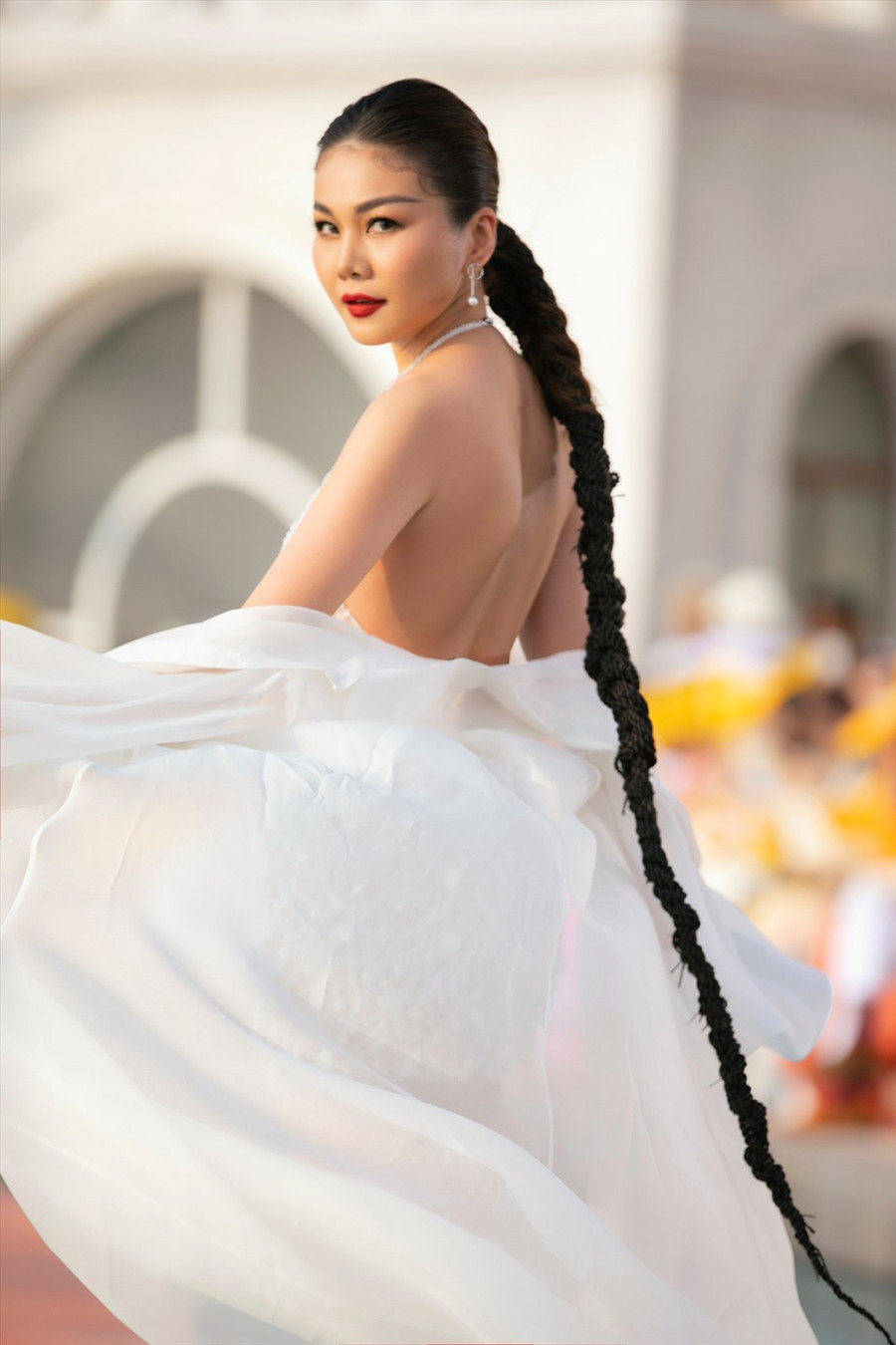 Người đẹp còn cầu kỳ trong việc tết tóc dài cá tính và sử dụng lối make up đậm tăng độ sắc sảo cho gương mặt. Ảnh: NSCC.