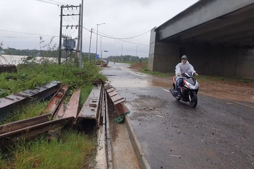 Đoàn đường vành đai phía Tây đoạn qua xã Hòa Khương (huyện Hòa Vang) chậm tiến độ. Ảnh: HL