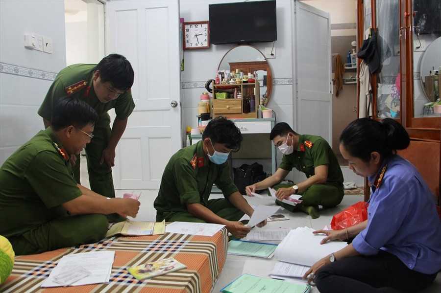 Kiểm tra nơi làm việc của các doanh nghiệp, thu giữ nhiều giấy tờ, tài liệu liên quan. Ảnh: Công an cung cấp