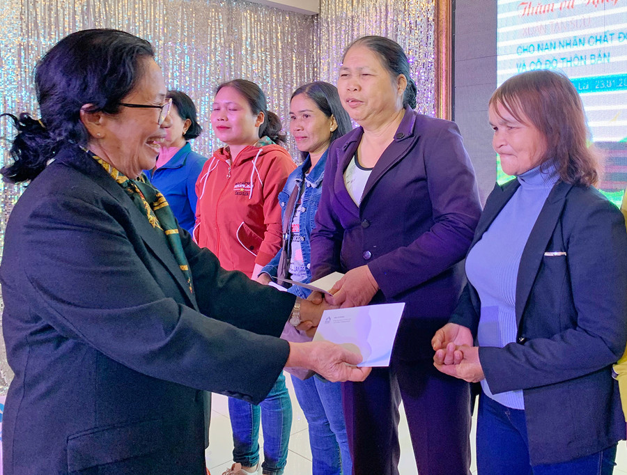 Giáo sư-Tiến sĩ Nguyễn Thị Ngọc Phượng-nguyên Giám đốc Bệnh viện Từ Dũ tặng quà các cô đỡ thôn bản tiêu biểu của tỉnh. Ảnh: Như Nguyện
