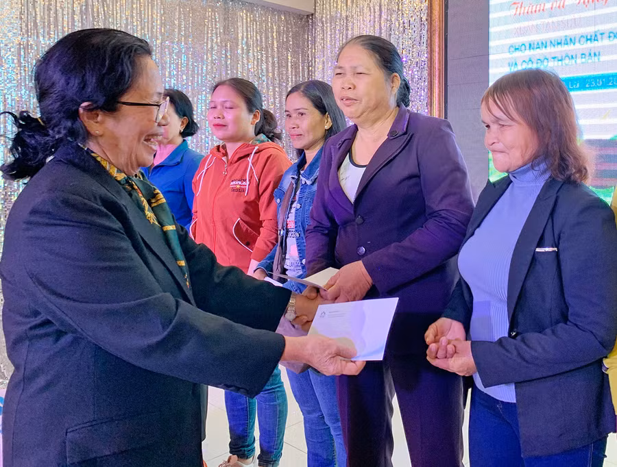 Giáo sư-Tiến sĩ Nguyễn Thị Ngọc Phượng-nguyên Giám đốc Bệnh viện Từ Dũ tặng quà các cô đỡ thôn bản tiêu biểu của tỉnh. Ảnh: Như Nguyện