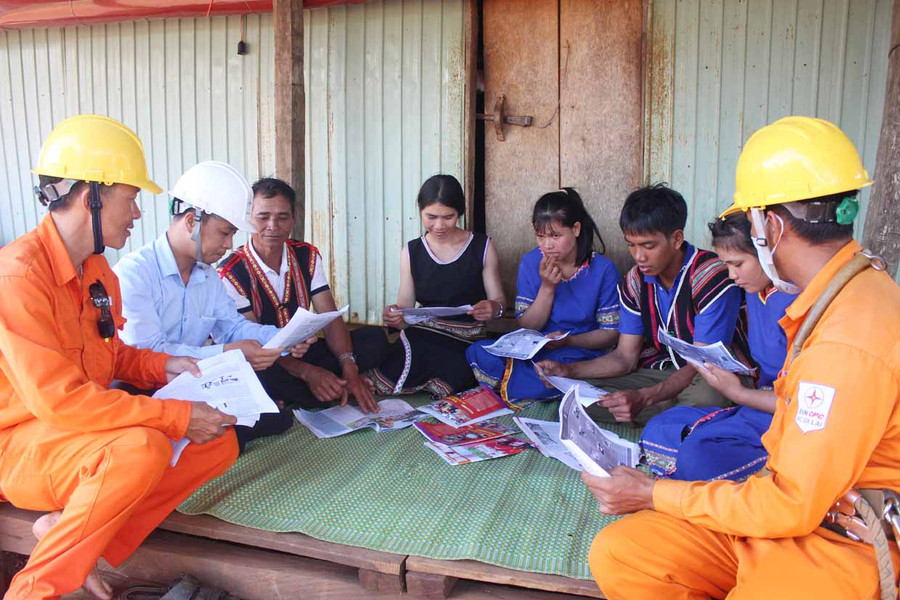Tuyên truyền tiết kiệm điện cho người dân. Ảnh: Hà Duy PC Gia Lai tuyên truyền tiết kiệm điện cho người dân. Ảnh: Hà Duy