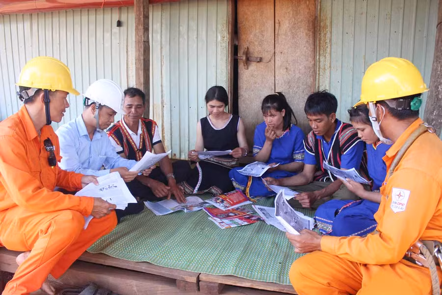 PC Gia Lai tuyên truyền tiết kiệm điện cho người dân. Ảnh: Hà Duy