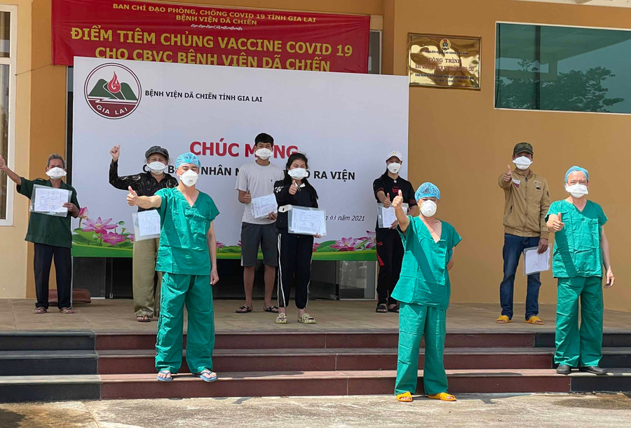 Các bác sĩ chúc mừng các trường hợp ra viện. Ảnh: Như Nguyện