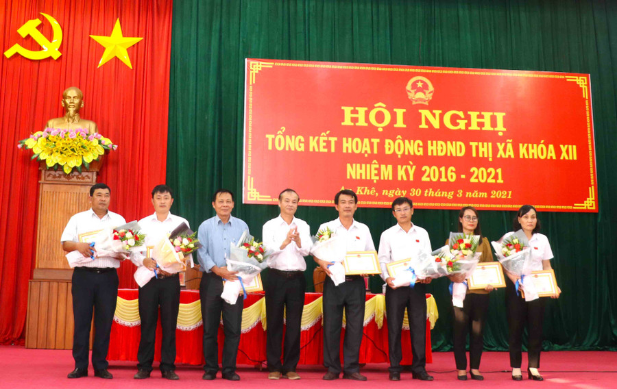 Chủ tịch UBND thị xã An Khê tặng giấy khen cho 7 tập thể có thành tích xuất sắc trong hoạt động của HĐND và phục vụ hoạt động HĐND thị xã nhiệm kỳ 2016-2021. Ảnh Ngọc Minh
