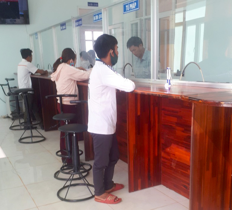 Người dân đến bộ phận một cửa xã Đak Djrăng (huyện Mang Yang) làm thủ tục đăng ký khai sinh. Ảnh: R’Ô Hok
