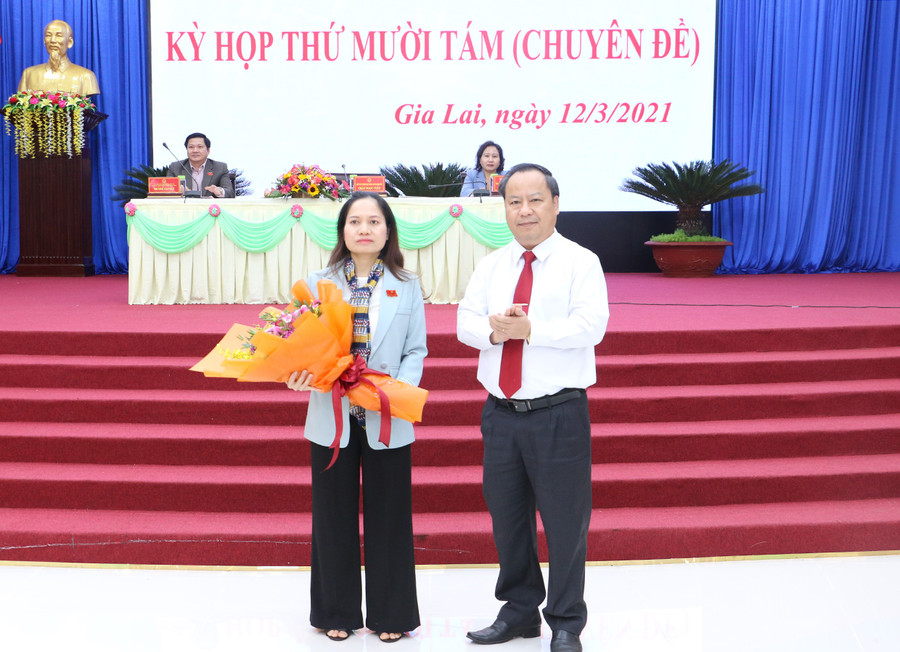 Ông Châu Ngọc Tuấn-Chủ tịch HĐND tỉnh tặng hoa chúc mừng bà Siu Hương được tín nhiệm bầu giữ chức Trưởng ban Văn hóa-Xã hội HĐND tỉnh khóa XI (nhiệm kỳ 2016-2021). Ảnh: Quang Tấn Bà Siu Hương được tín nhiệm bầu giữ chức Trưởng Ban Văn hóa-Xã hội HĐND tỉnh khóa XI (nhiệm kỳ 2016-2021). Ảnh: Quang Tấn