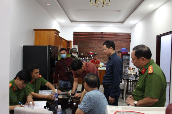 Công an khám xét nơi làm việc của vợ chồng Tú và Vân. (Ảnh do cơ quan công an cung cấp) Công an khám xét nơi làm việc của vợ chồng Tú và Vân. (Ảnh do cơ quan công an cung cấp)