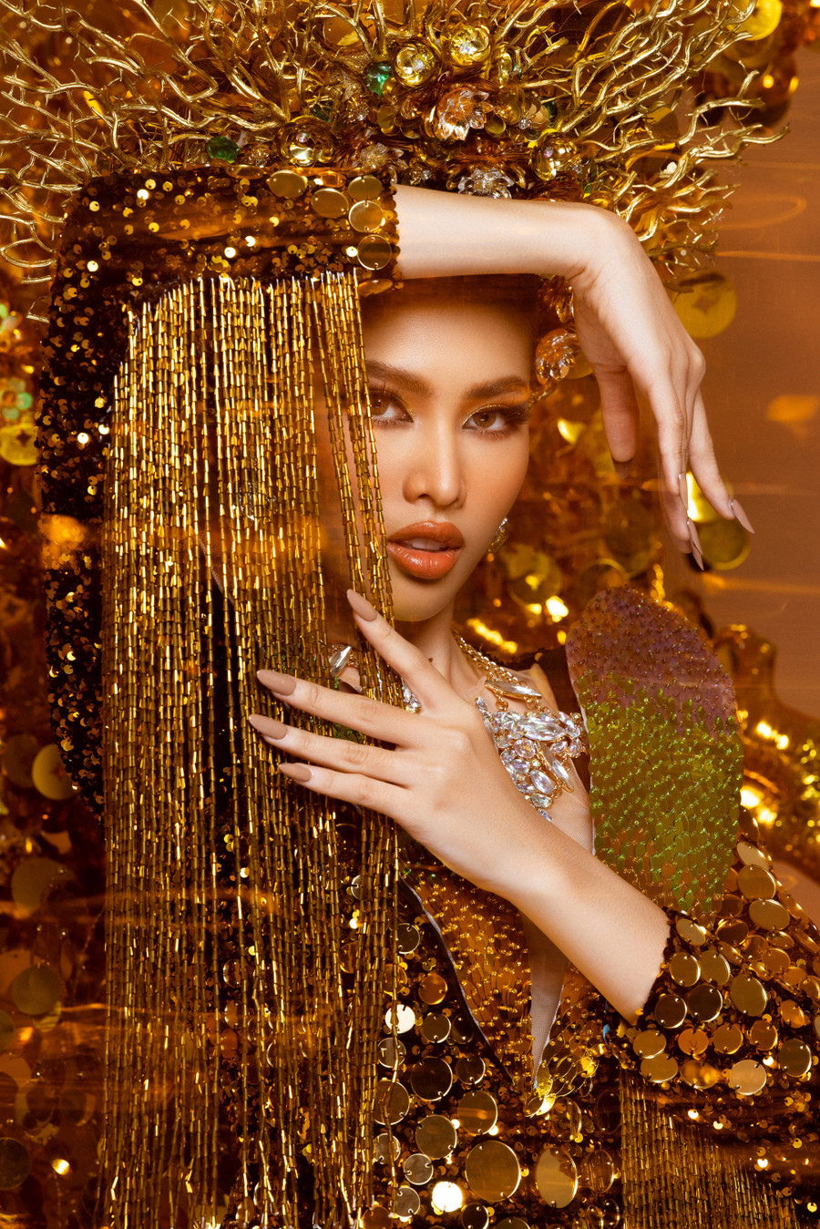 Bộ quốc phục “Lá ngọc cành vàng” bao gồm phần mấn, boots, bodysuit và phần cánh được Á hậu Ngọc Thảo lựa chọn trình diễn trang phục dân tộc tại cuộc thi Hoa hậu Hòa bình Quốc tế năm nay.