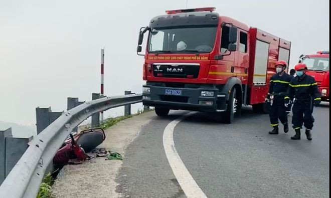 Hiện trường nơi xe máy đâm vào taluy trên đèo Hải Vân. Ảnh: HUY ĐẠT