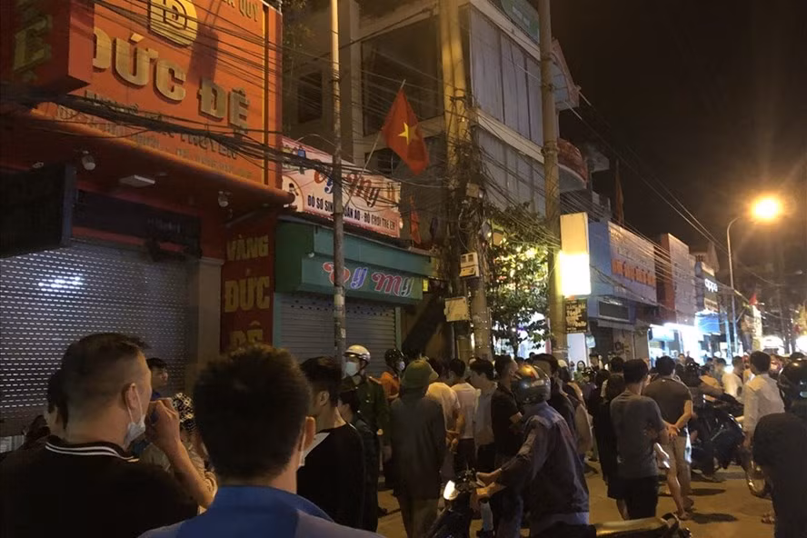 Vụ nổ nghi là do mìn tự chế xảy ra tại tiệm vàng phố Hải Triều (Hồng Bàng, Hải Phòng). Ảnh CTV