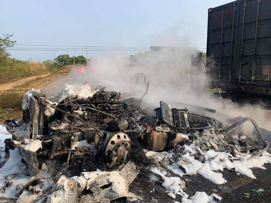 Chiếc xe đầu kéo và xe máy bị thiêu rụi