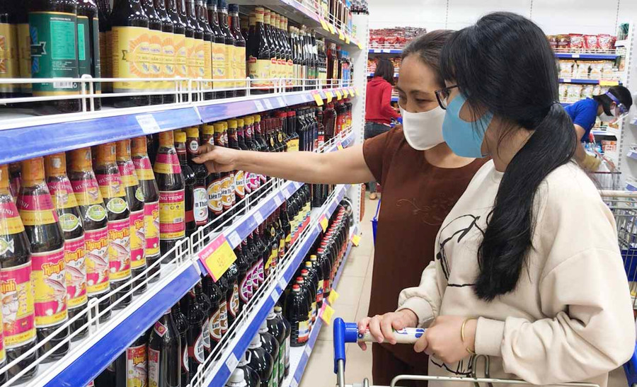 Ngoài bán hàng trực tiếp, nhiều doanh nghiệp còn triển khai các chương trình bán hàng online qua Facebook để giúp khách hàng mua sắm thuận tiện hơn. Ảnh: Vũ Thảo Ngoài bán hàng trực tiếp, nhiều doanh nghiệp còn triển khai các chương trình bán hàng online qua Facebook để giúp khách hàng mua sắm thuận tiện hơn. Ảnh: Vũ Thảo