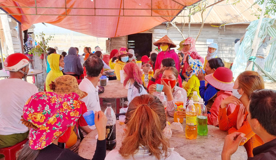 Người dân đến chia buồn cùng gia đình nạn nhân. Ảnh: Hà Phương