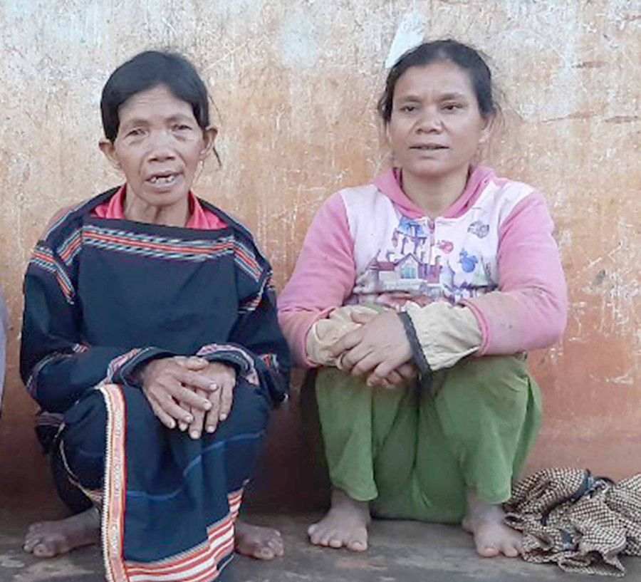 Bà Kpuih H’Rat (bìa trái) đang hát một bài dân ca. Ảnh: Anh Quân Bà Kpuih H’Rat (bìa trái) đang hát một bài dân ca. Ảnh: Anh Quân