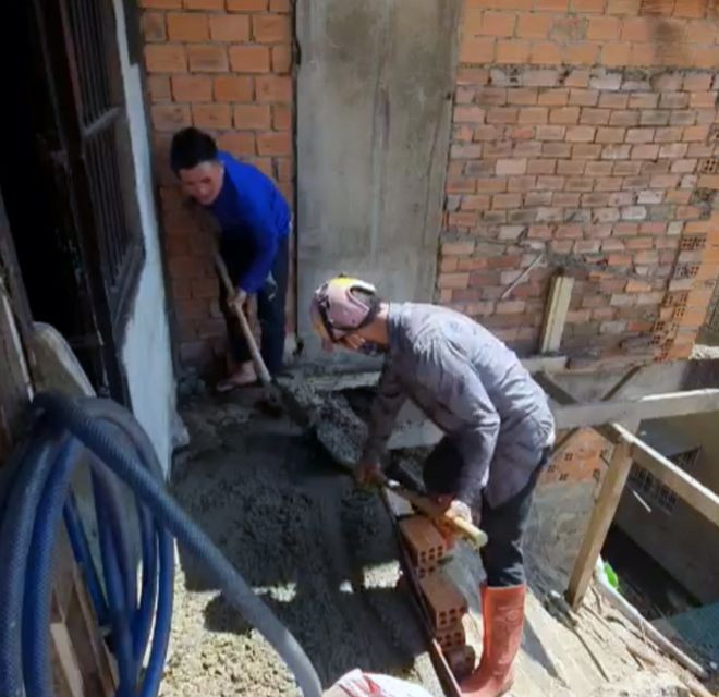 Đơn vị thi công khá khó khăn trong việc thi công khắc phục sự cố sạt lở bờ kè ta luy sau chợ Đà Lạt. ẢNH: LÂM VIÊN