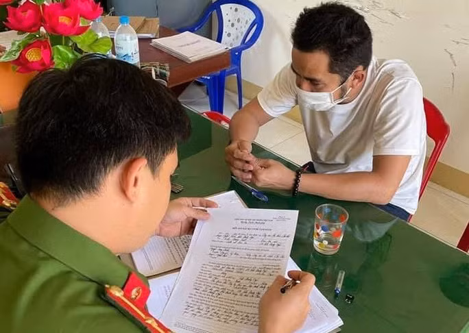 Nguyễn Thanh Tùng làm việc với cơ quan công an. Ảnh công an cung cấp Nguyễn Thanh Tùng làm việc với cơ quan công an. Ảnh công an cung cấp