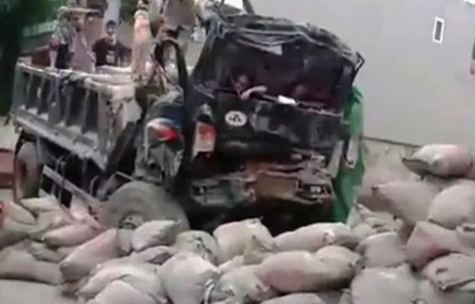 Hiện trường chiếc xe tải gặp nạn khiến 2 người thương vong