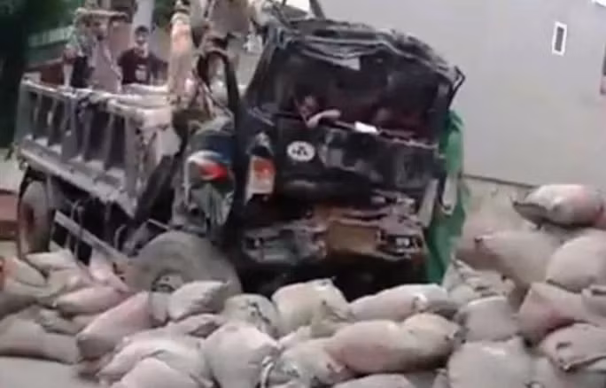 Hiện trường chiếc xe tải gặp nạn khiến 2 người thương vong