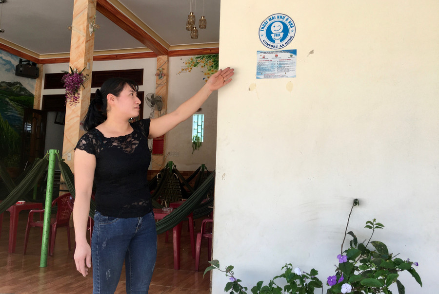 Chị Đào Thị Vinh vui vẻ mở cửa phục vụ khi du khách có nhu cầu đi vệ sinh. Ảnh: Quang Tấn