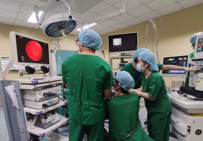 Các bác sĩ phải rất khó khăn mới gắp được con cá sống ra khỏi đường thở của bệnh nhân - Ảnh: Bệnh viện cung cấp