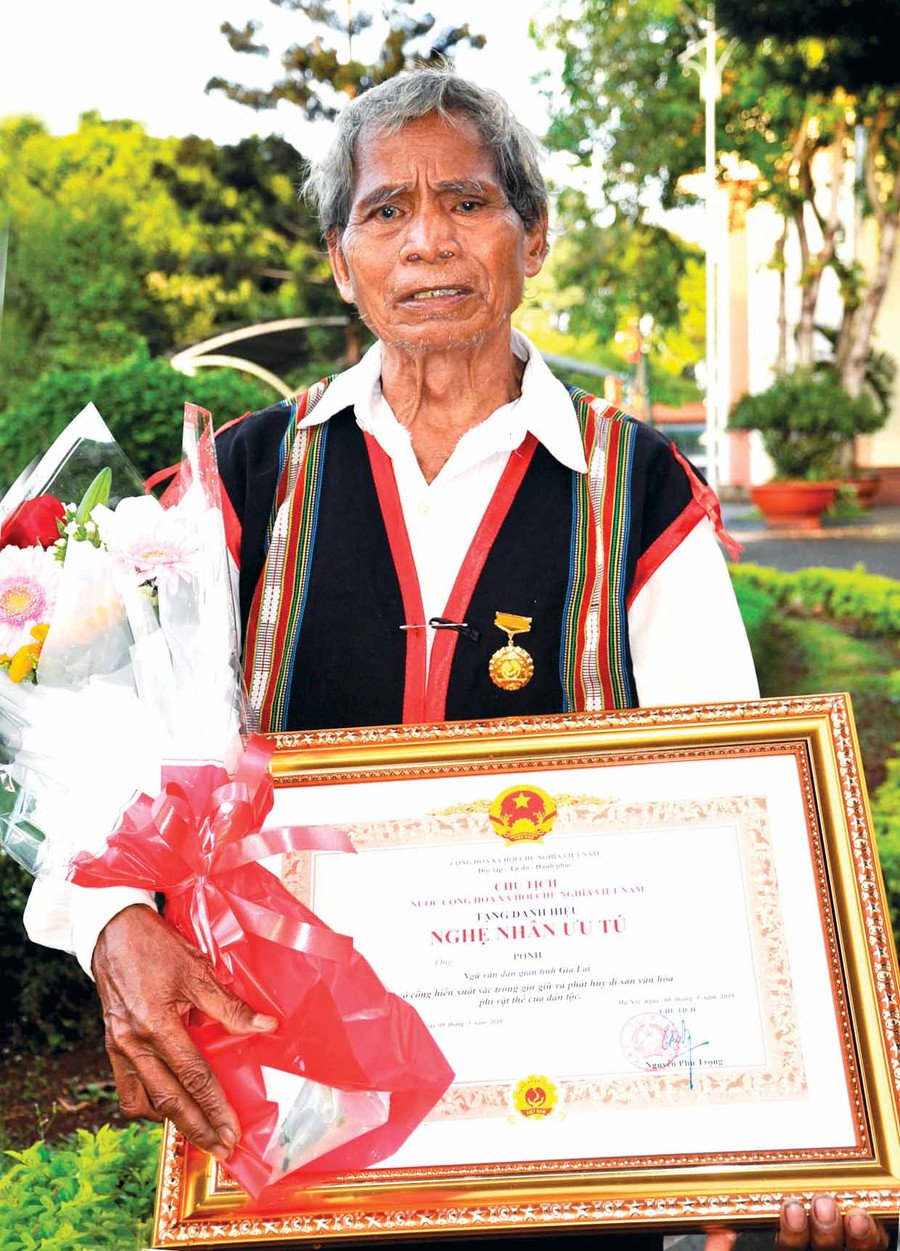 Ông Pơnh nhận danh hiệu Nghệ nhân Ưu tú năm 2019. Ảnh: Nguyễn Quang Tuệ Ông Pơnh nhận danh hiệu Nghệ nhân Ưu tú năm 2016. Ảnh: Nguyễn Quang Tuệ