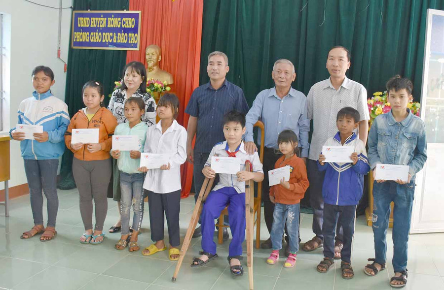 Trao học bổng cho các em học sinh khuyết tật nỗ lực vươn lên trong học tập ở huyện Kông Chro. Ảnh: Hà Phương Học sinh khuyết tật vượt khó của huyện Kông Chro nhận học bổng từ các tổ chức, cá nhân trên địa bàn tỉnh. Ảnh: Hà Phương