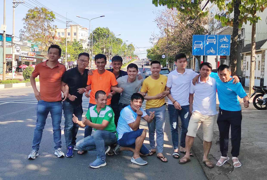 Các thành viên nhóm chạy bộ Gia Lai đang háo hức chờ được tranh tài với các vận động viên trong cả nước. Ảnh: Hoàng Ngọc Các thành viên nhóm chạy bộ Gia Lai trên một trong những con dốc của chặng đường chạy chính thức giải Tiền Phong Marathon. Ảnh: Hoàng Ngọc