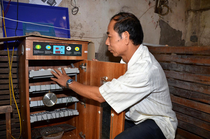 Chuồng có hệ thống sưởi ấm bằng điện cho gà trong mùa đông ở hộ ông Nguyễn Đăng Trường Ảnh: Hải Dương